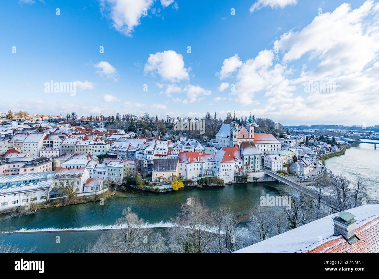 ville de steyr, vue panoramique depuis le château de schloss lamberg par une journée enneigée en avril Banque D'Images