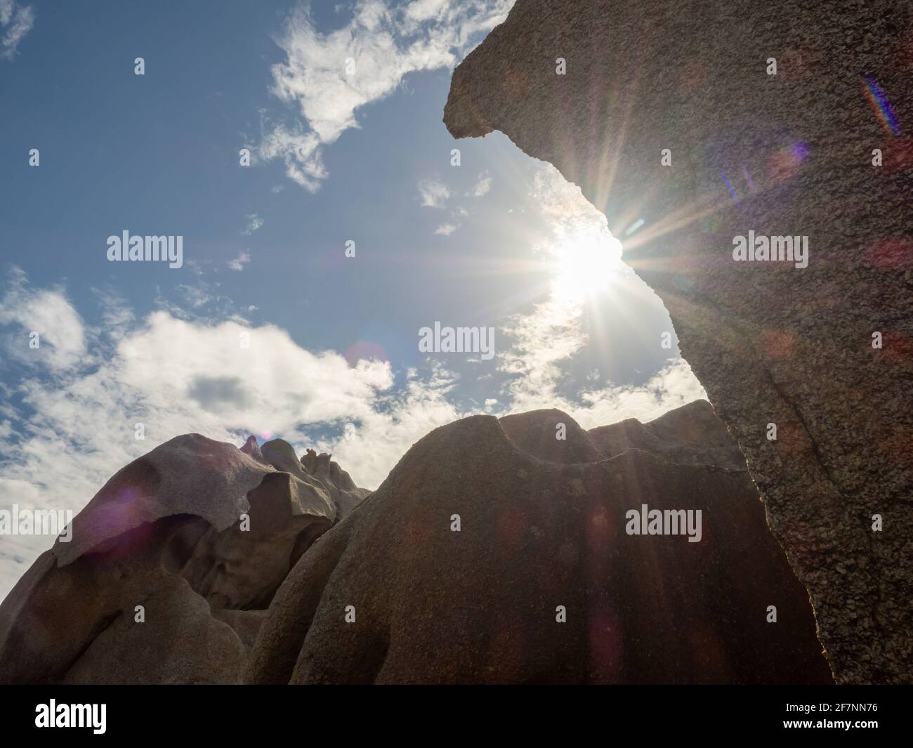 Le soleil de derrière Skull Rocks, Lightstation Peninsula, Wilsons Promontory National Park, Australie Banque D'Images