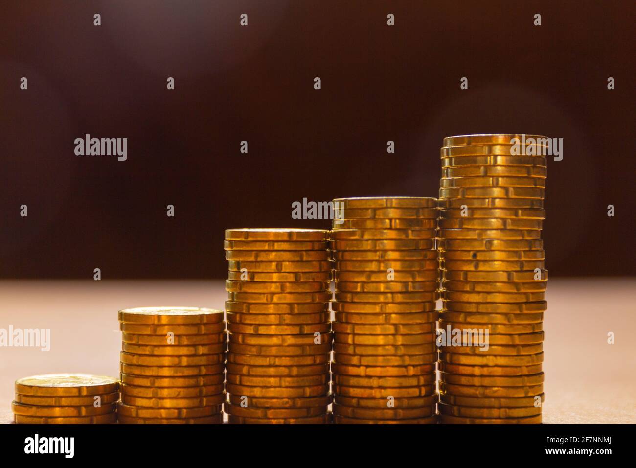 5 piles de pièces sur une table dans une disposition graphique. Bannière de concept d'économie d'argent Banque D'Images