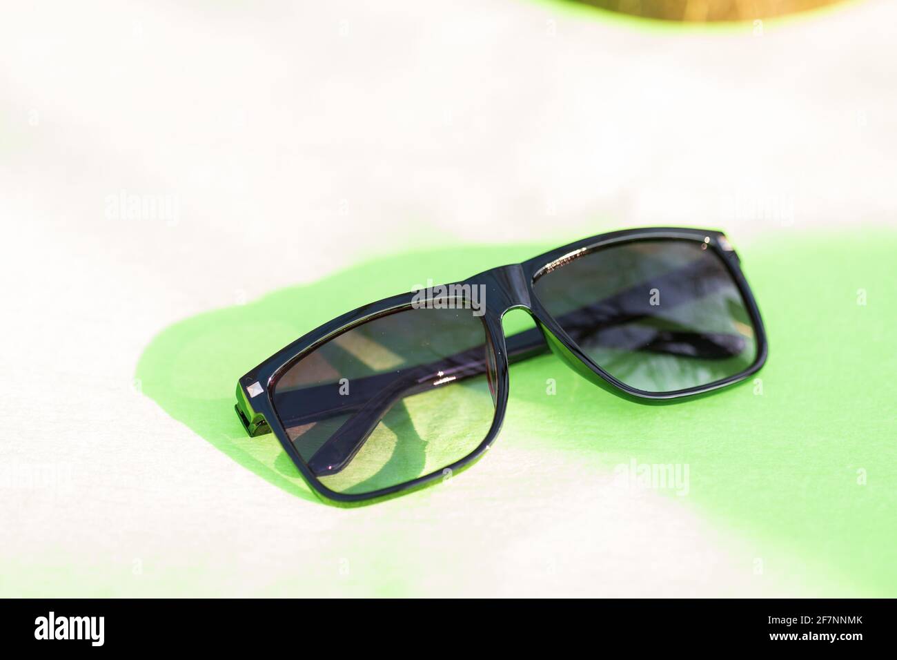 Lunettes de soleil classiques pour hommes et femmes avec verres noirs et cadre noir Shoot à l'extérieur dans une journée d'été gros plan. Mise au point sélective Banque D'Images
