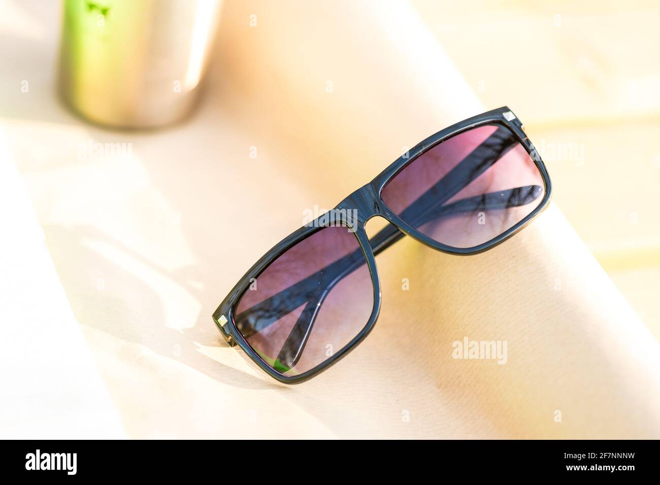 Lunettes de soleil classiques pour hommes et femmes avec verres noirs et cadre noir Shoot à l'extérieur dans une journée d'été gros plan. Mise au point sélective Banque D'Images