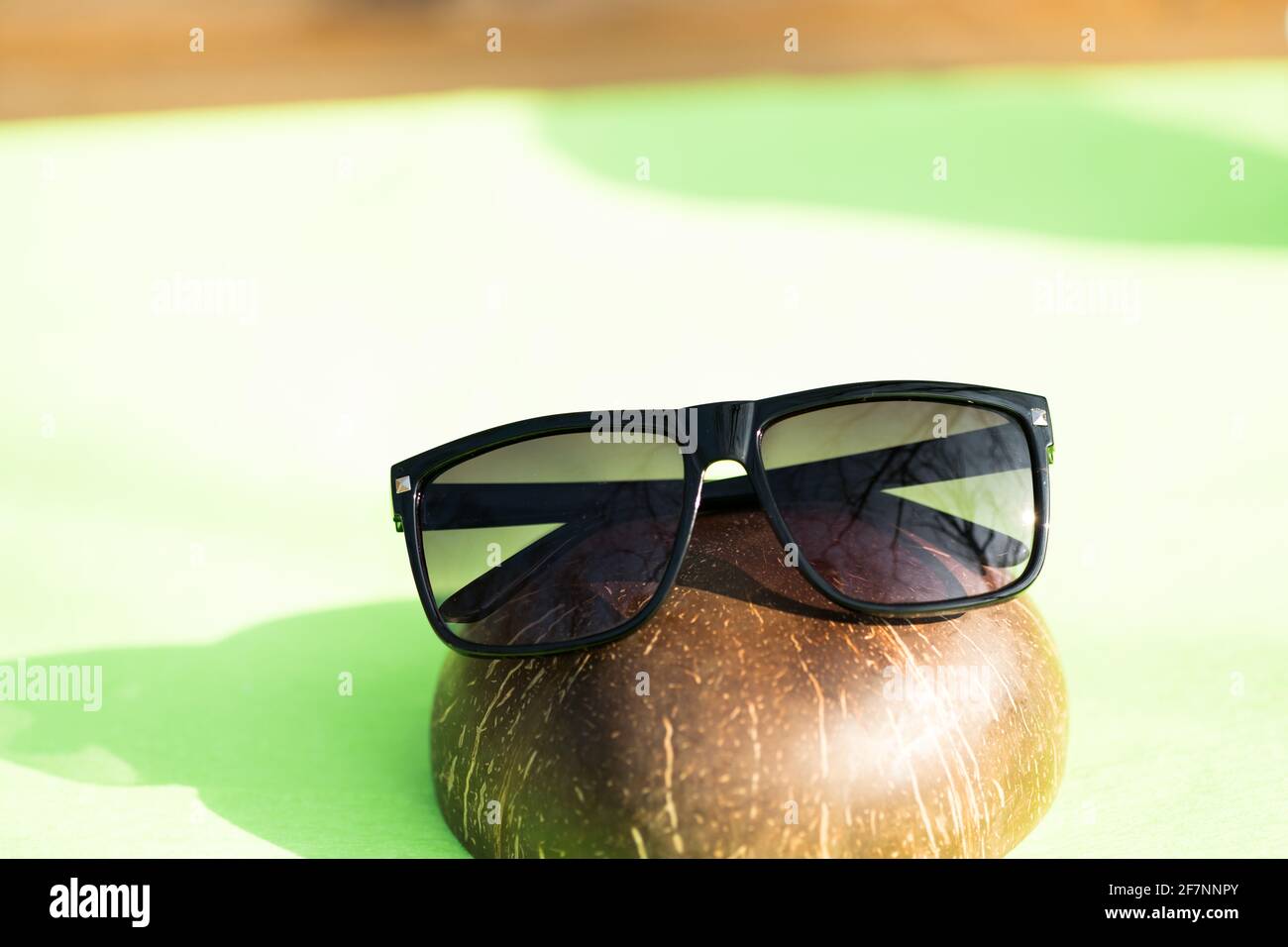 Lunettes de soleil classiques pour hommes et femmes avec verres noirs et cadre noir Shoot à l'extérieur dans une journée d'été gros plan. Mise au point sélective Banque D'Images