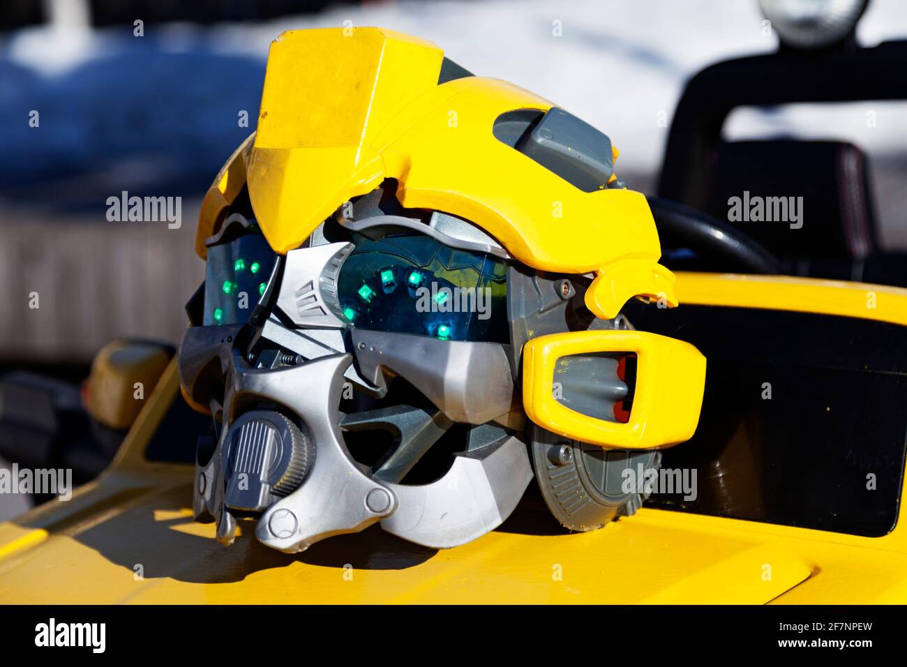 casque jouet jaune pour figurine robot Banque D'Images