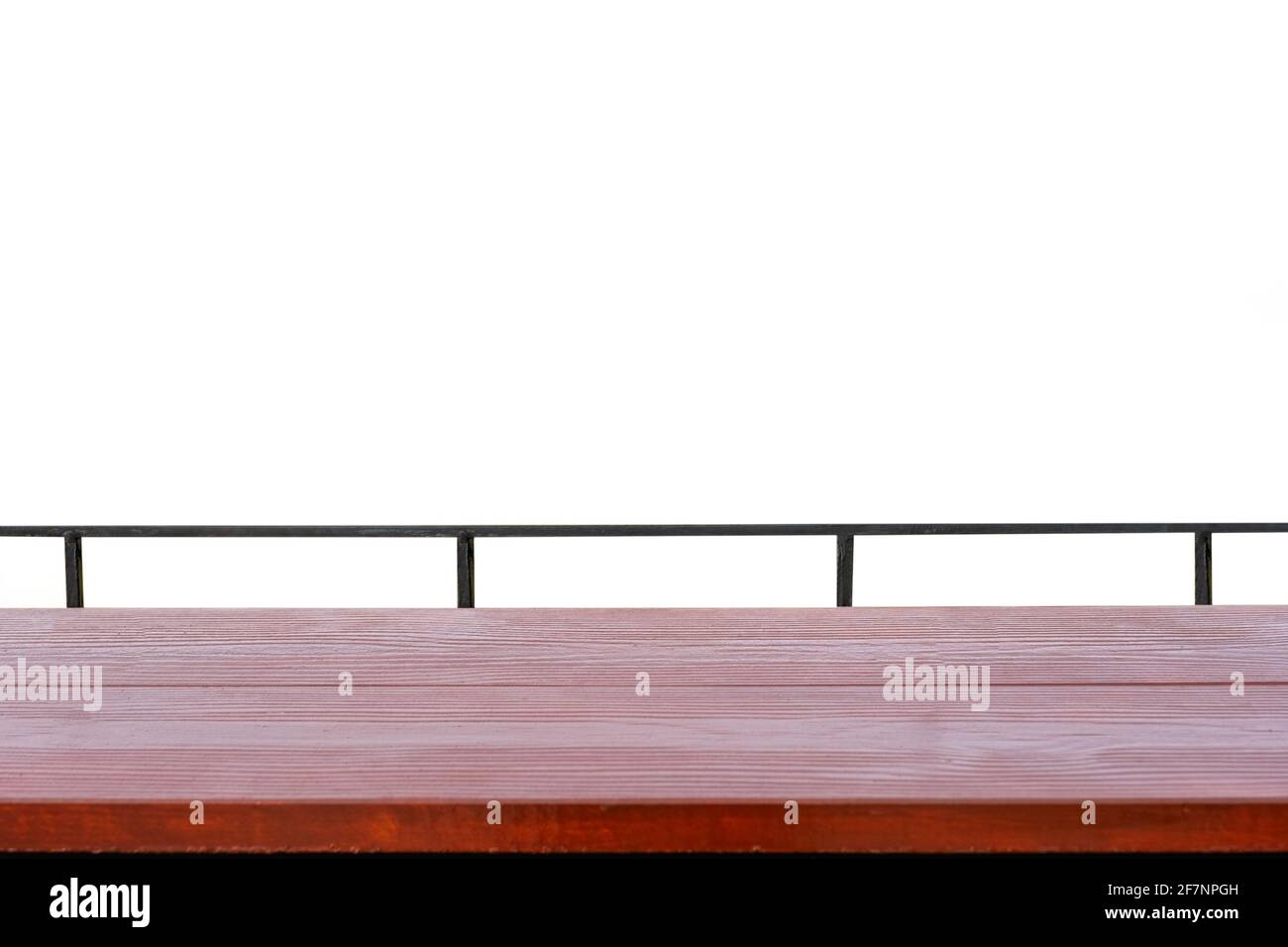 Plateau de table en bois rouge avec rail métallique sur fond blanc Banque D'Images