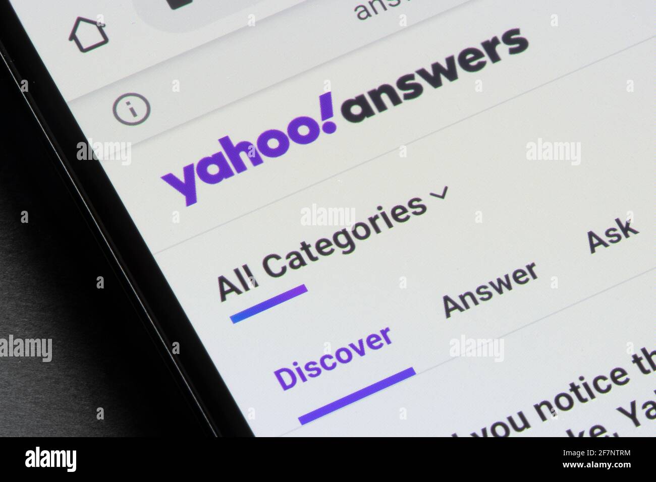 La page d'accueil de Yahoo Answers est affichée sur un smartphone le 8 avril 2021. Yahoo Answers, l'une des plates-formes de Q&A Web les plus utilisées et les plus répandues... Banque D'Images