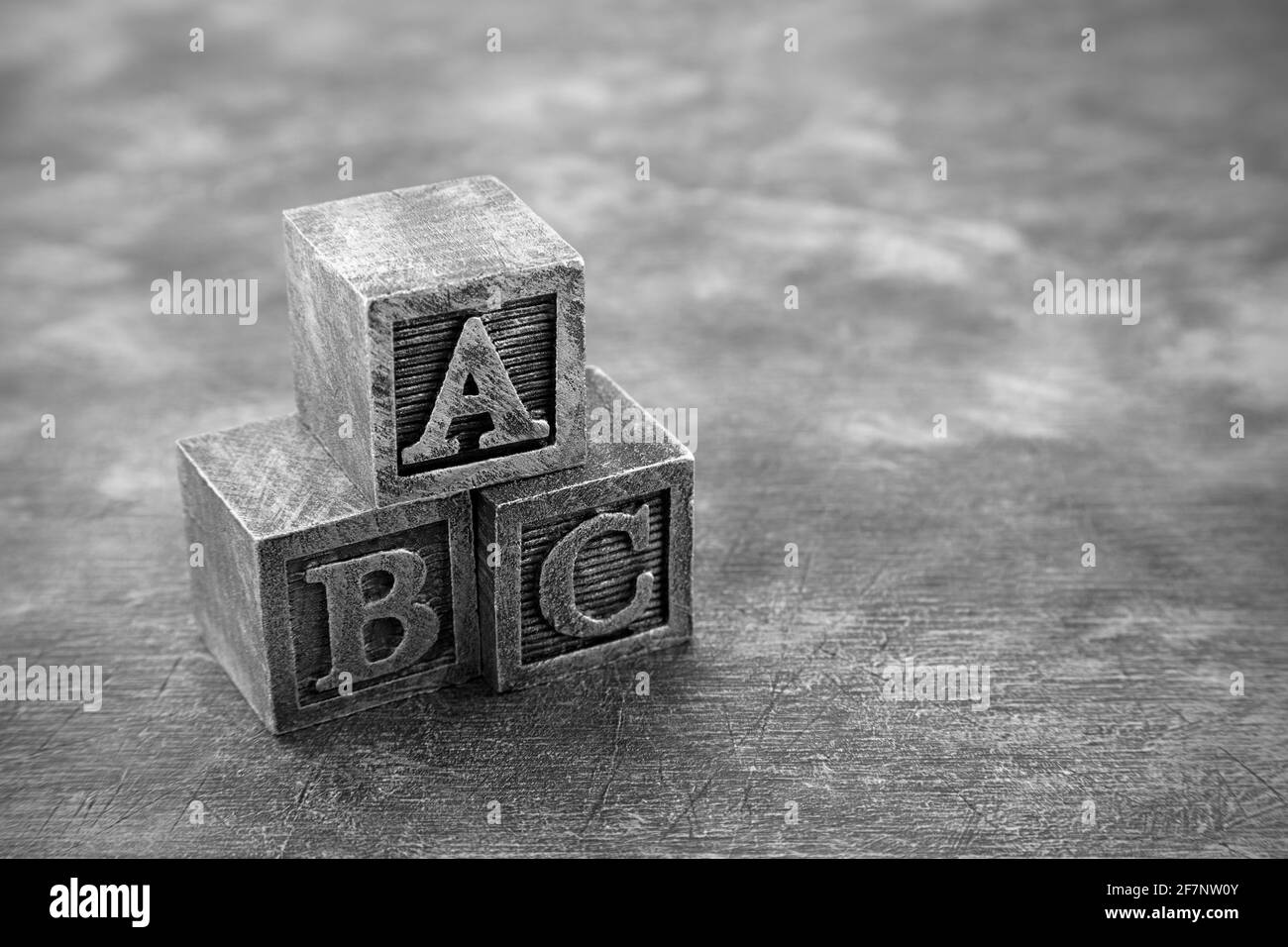 Blocs d'alphabet en bois vintage sur fond en bois sombre Banque D'Images