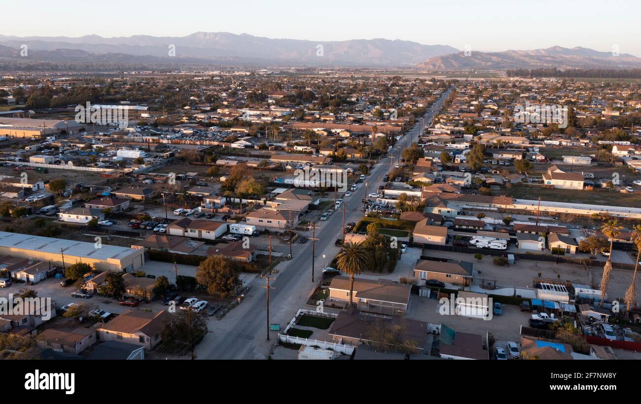 Coucher de soleil vue aérienne d'un quartier résidentiel d'Oxnard, Californie, États-Unis. Banque D'Images