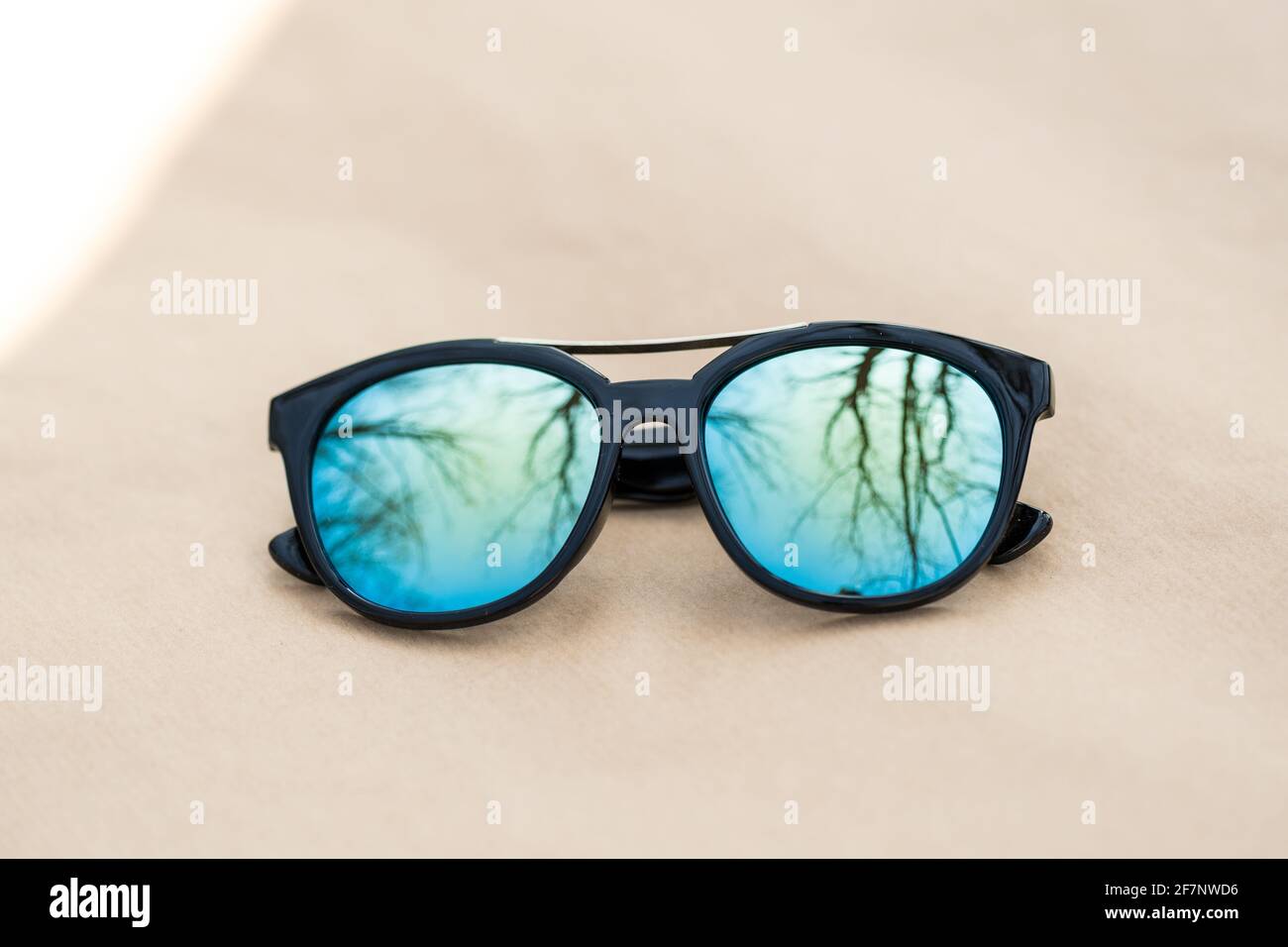 Lunettes de soleil mode avec verres bleus Shoot dehors dans un jour d'été gros plan. Mise au point sélective Banque D'Images