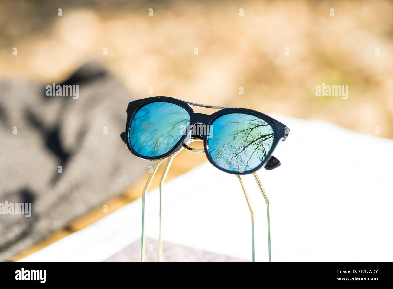 Lunettes de soleil mode avec verres bleus Shoot dehors dans un jour d'été gros plan. Mise au point sélective Banque D'Images