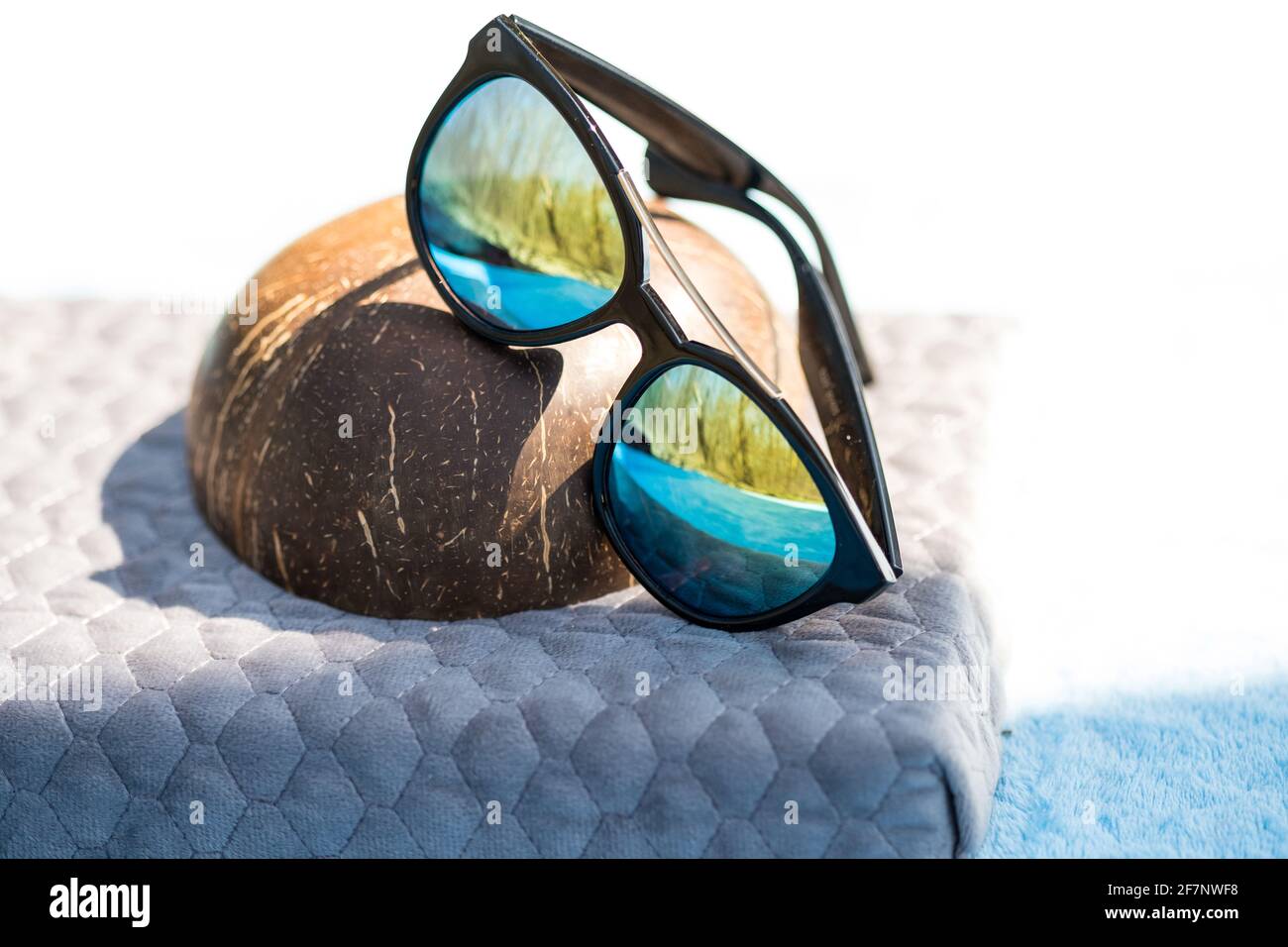 Lunettes de soleil mode avec verres bleus Shoot dehors dans un jour d'été gros plan. Mise au point sélective Banque D'Images