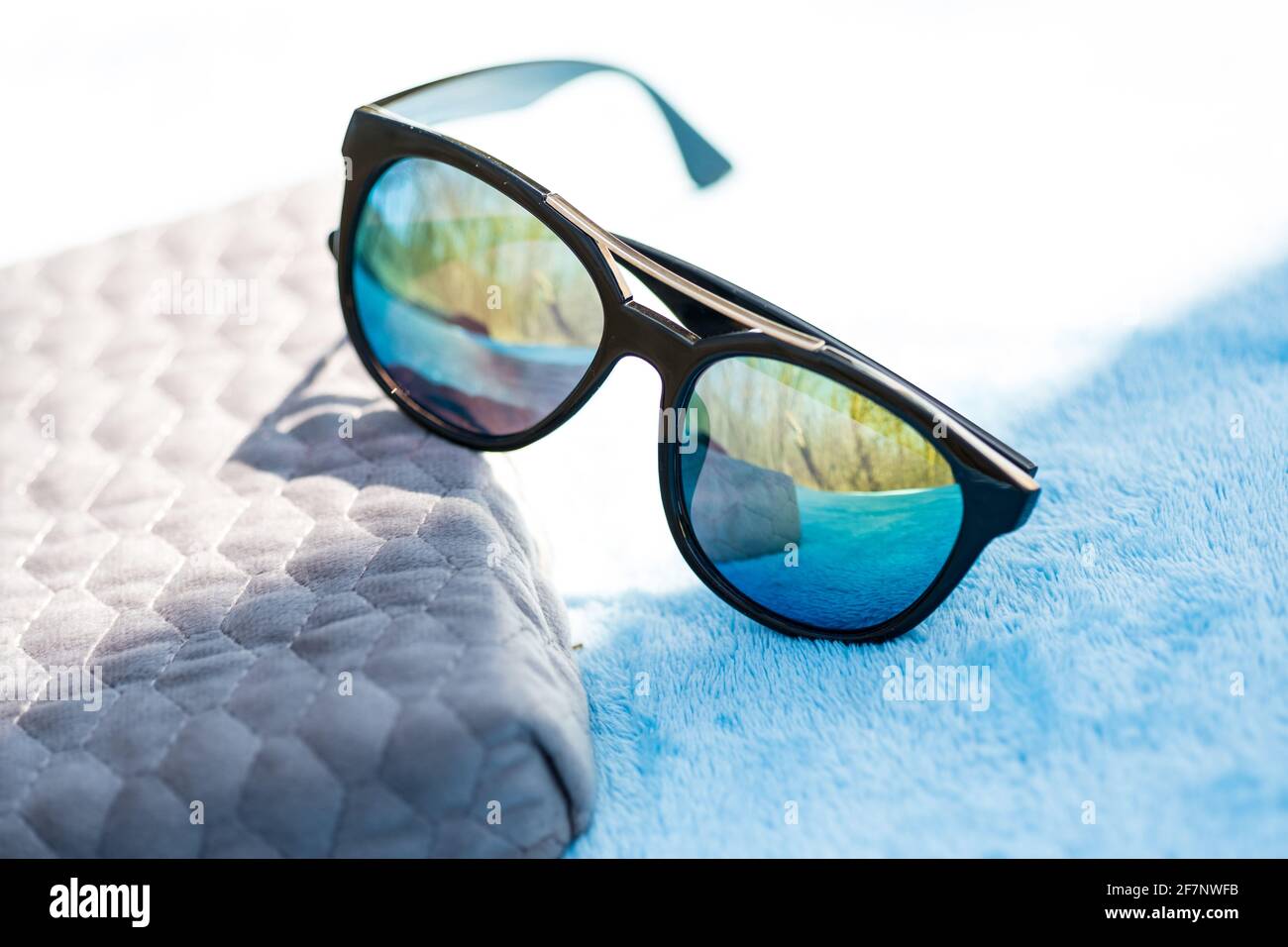 Lunettes de soleil mode avec verres bleus Shoot dehors dans un jour d'été gros plan. Mise au point sélective Banque D'Images