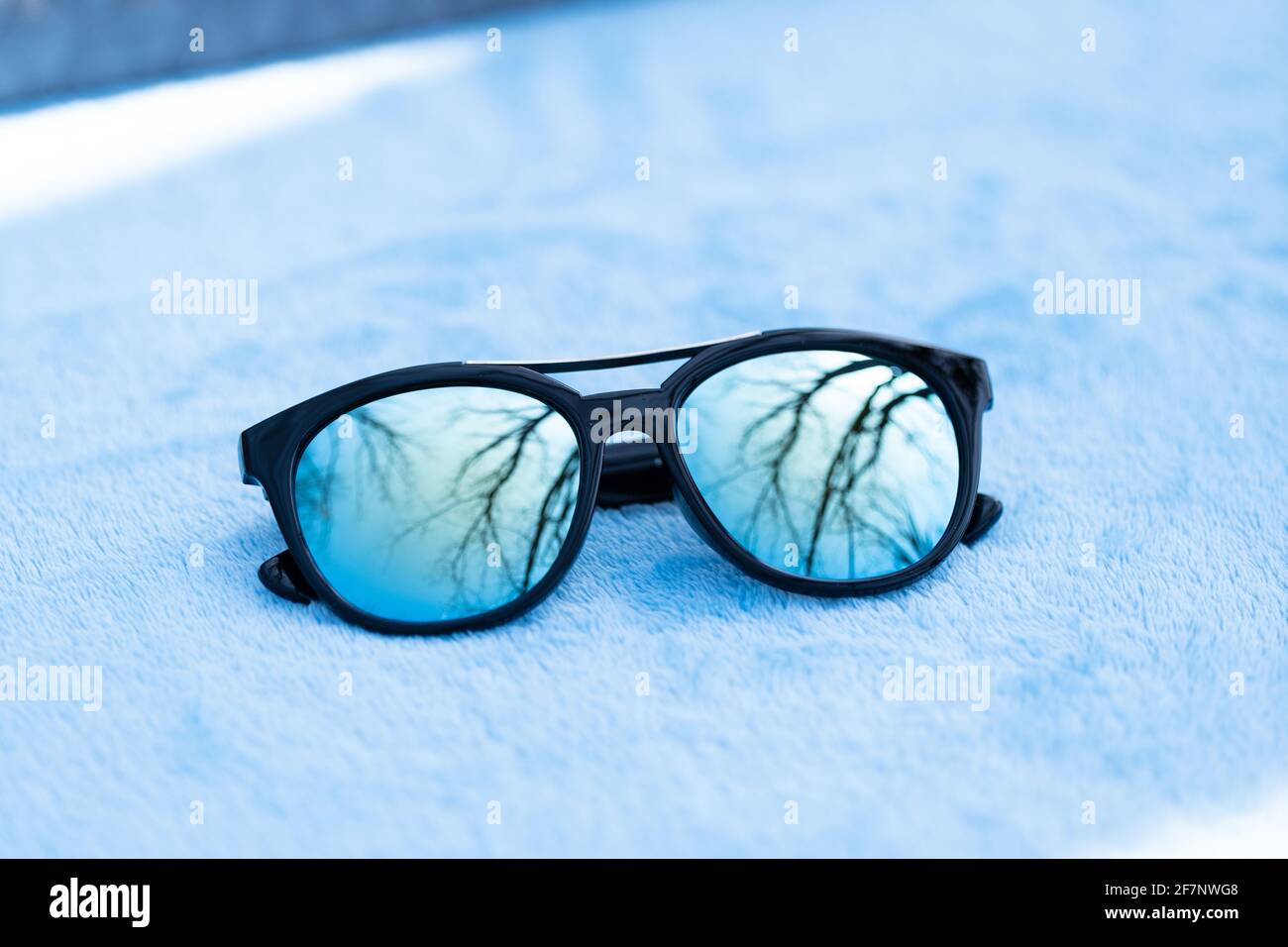 Lunettes de soleil mode avec verres bleus Shoot dehors dans un jour d'été gros plan. Mise au point sélective Banque D'Images
