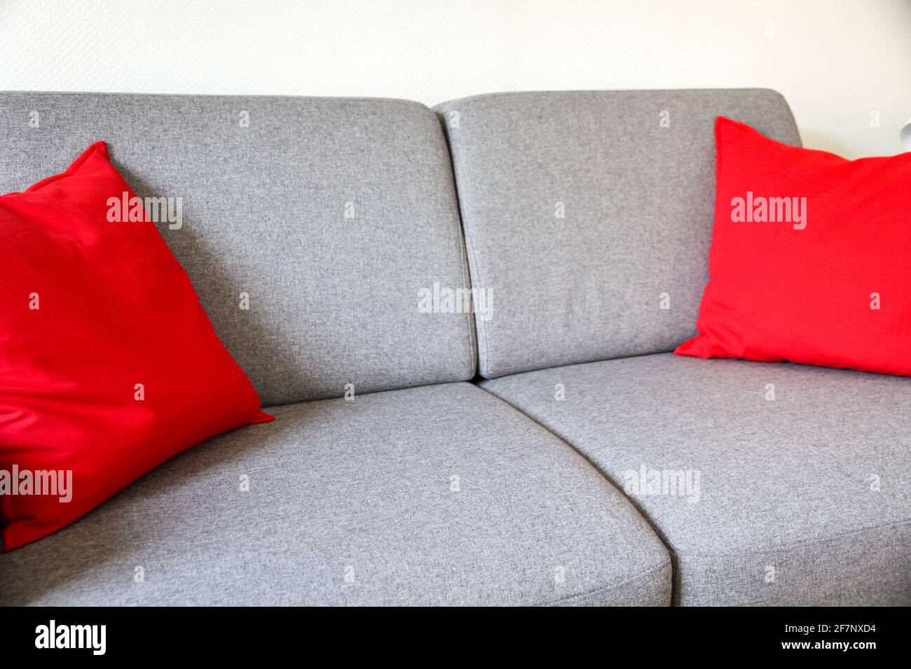 Canapé gris, vue rapprochée avec coussins rouges Photo Stock - Alamy