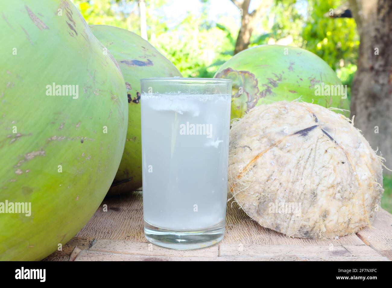 les-bienfaits-du-jus-de-coco-banque-de-photographies-et-d-images