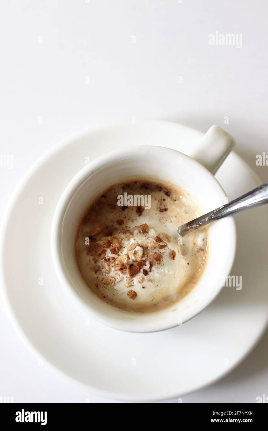 Dessert au café à l'affogato. Tasse d'espresso avec glace à la vanille. Banque D'Images
