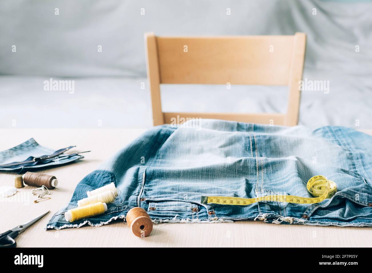 Le concept de réutilisation des vieux matériaux recyclables. Couture et réparation de vêtements en denim. Passe-temps fait maison pour le travail des aiguilles. Banque D'Images
