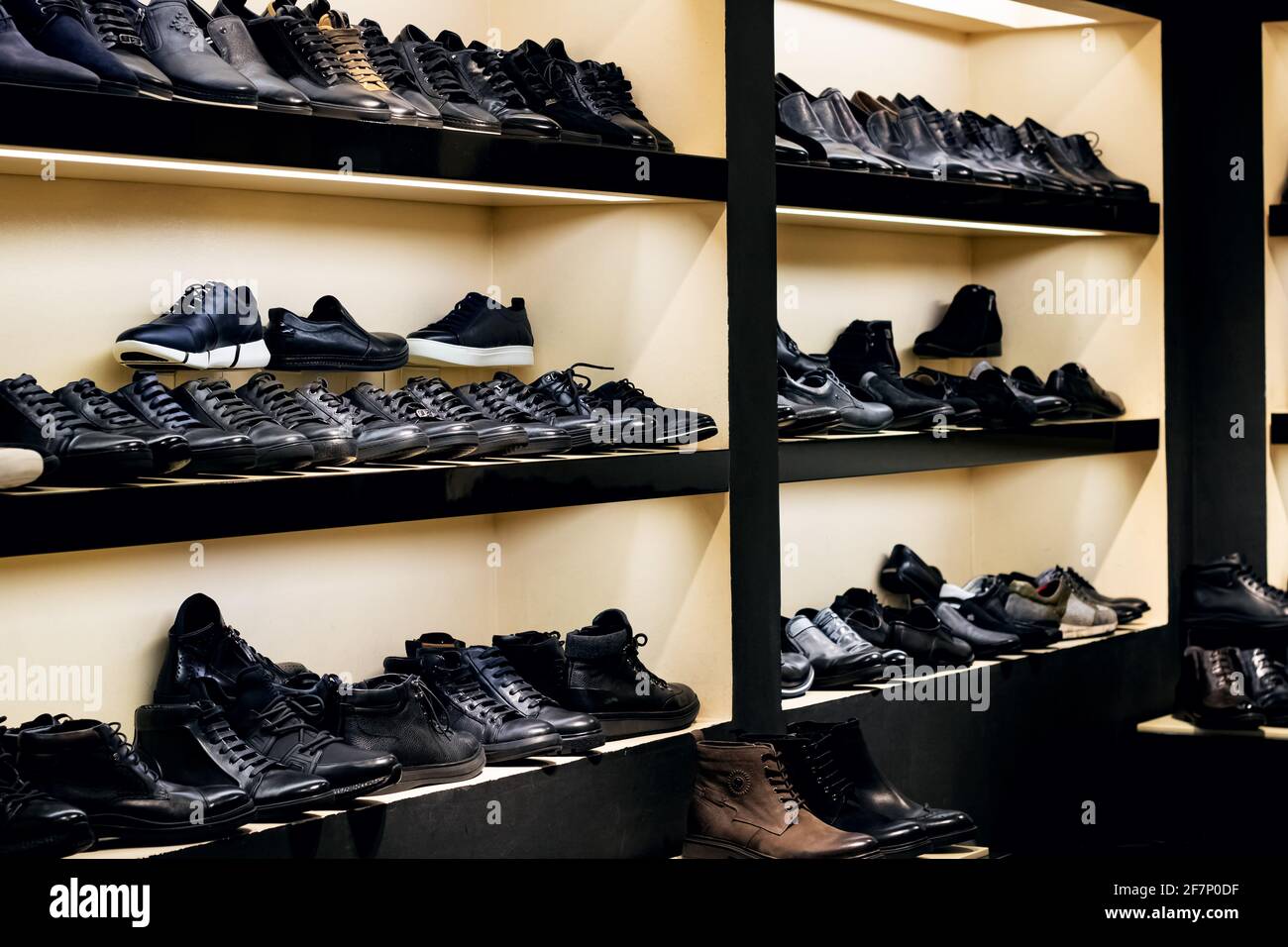 Vitrine de magasin de chaussures d'affaires pour hommes Banque de  photographies et d'images à haute résolution - Alamy