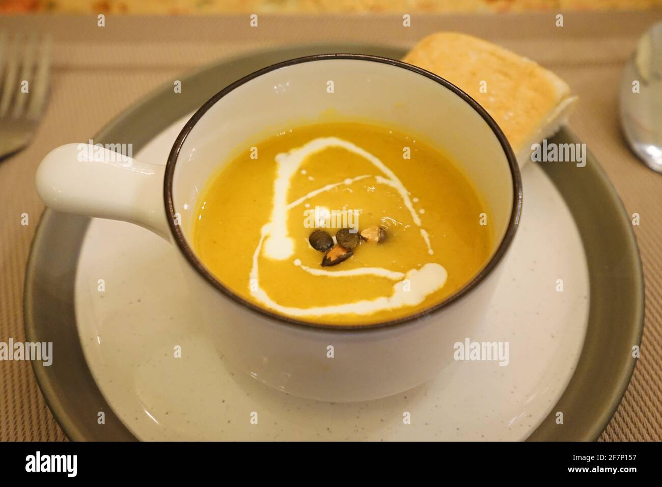 Fermez le bol de soupe chaude à la citrouille, servi avec du pain toast Banque D'Images