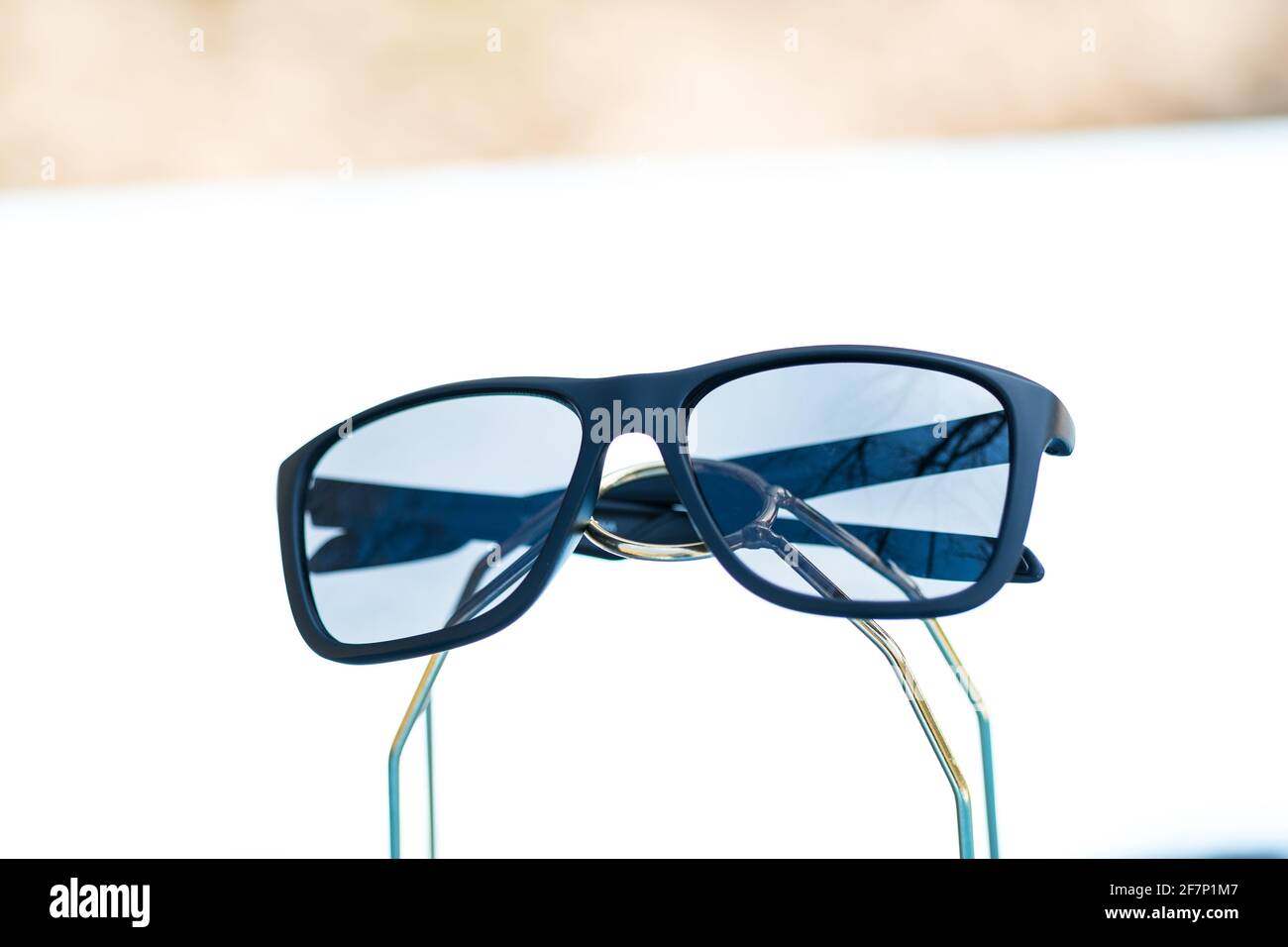 Lunettes de soleil classiques avec verres noirs et monture noire, photographiez en extérieur par temps ensoleillé. Mise au point sélective Banque D'Images