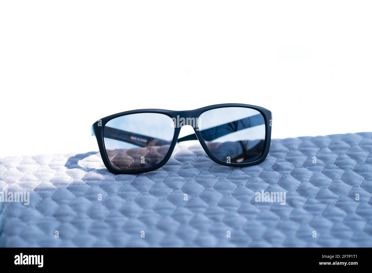 Lunettes de soleil classiques avec verres noirs et monture noire, photographiez en extérieur par temps ensoleillé. Mise au point sélective Banque D'Images