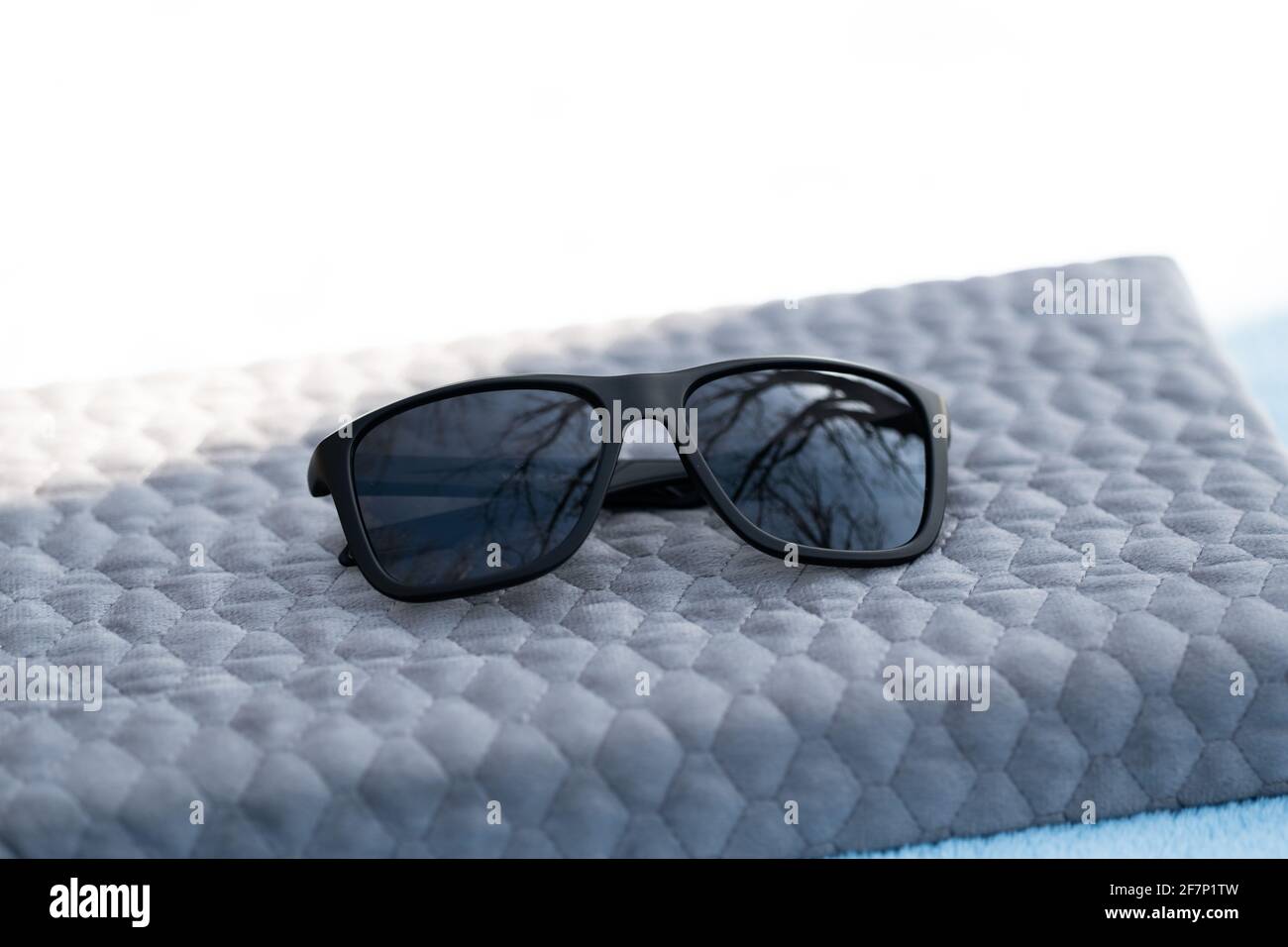 Lunettes de soleil classiques avec verres noirs et monture noire, photographiez en extérieur par temps ensoleillé. Mise au point sélective Banque D'Images