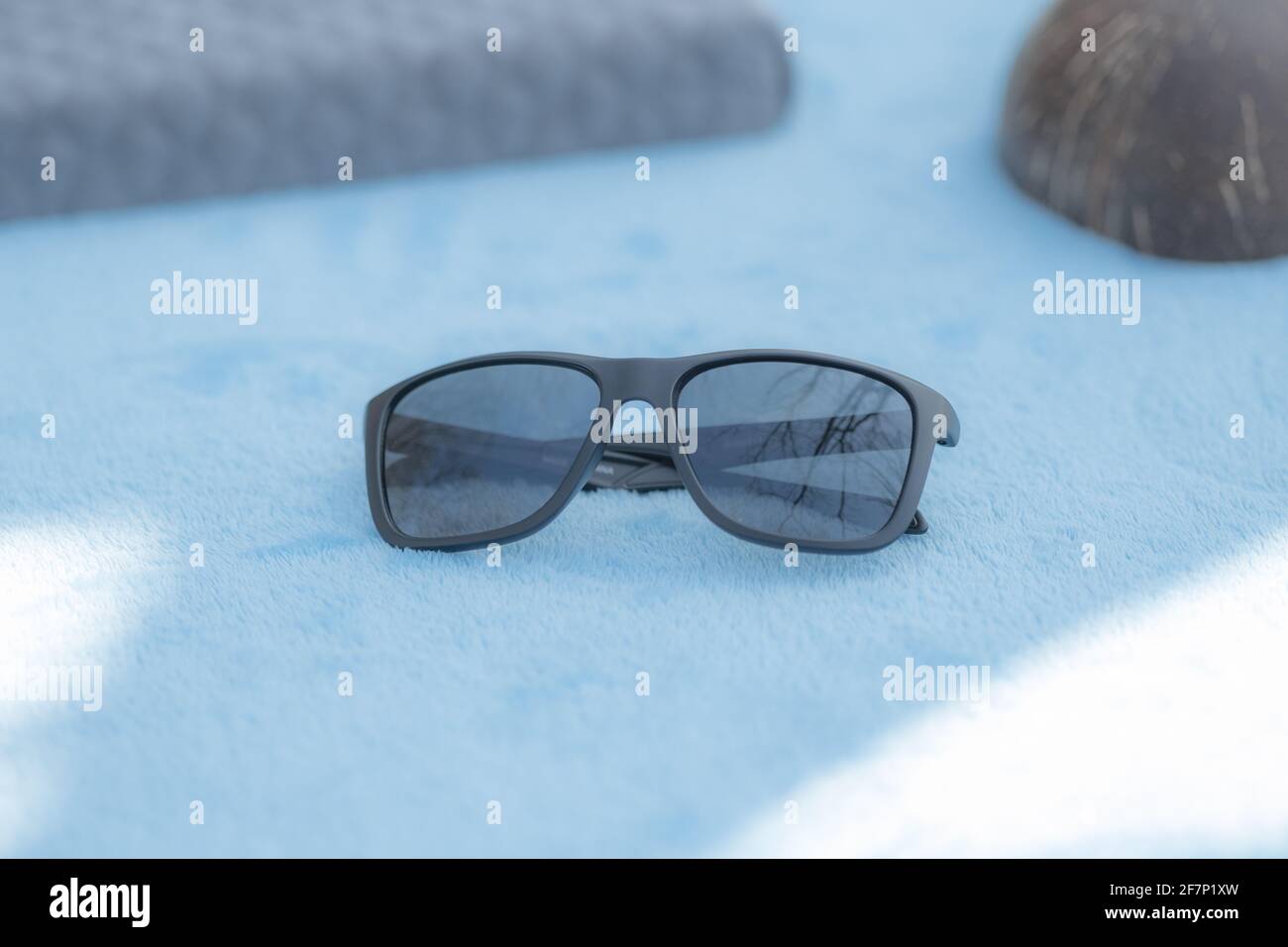 Lunettes de soleil classiques avec verres noirs et monture noire, photographiez en extérieur par temps ensoleillé. Mise au point sélective Banque D'Images
