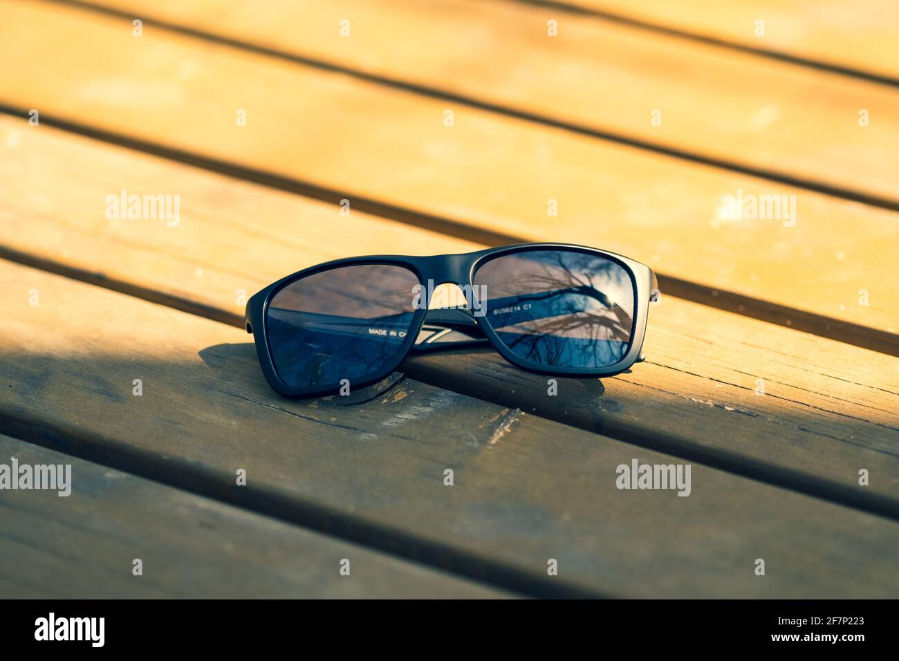 Lunettes de soleil classiques avec verres noirs et monture noire, photographiez en extérieur par temps ensoleillé. Mise au point sélective Banque D'Images