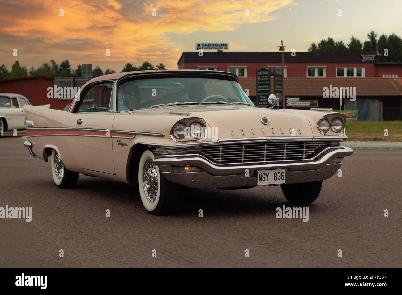 Rattvik, Suède - juillet 27.2013: Classic car week Rttvik - Pink Chrysler New Yorker 1957. Banque D'Images