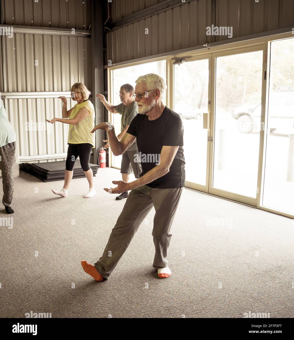 Groupe d'aînés de la classe Tai Chi s'exerçant dans un mode de vie actif à la retraite. Avantages pour la santé mentale et physique de l'exercice physique et de la condition physique chez les personnes âgées Banque D'Images