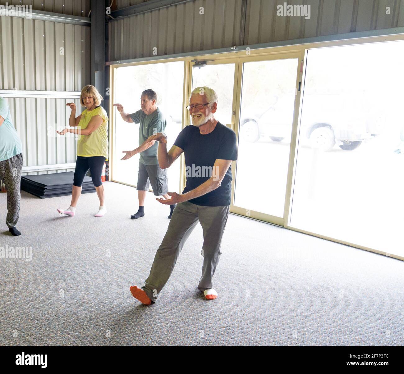 Groupe d'aînés de la classe Tai Chi s'exerçant dans un mode de vie actif à la retraite. Avantages pour la santé mentale et physique de l'exercice physique et de la condition physique chez les personnes âgées Banque D'Images