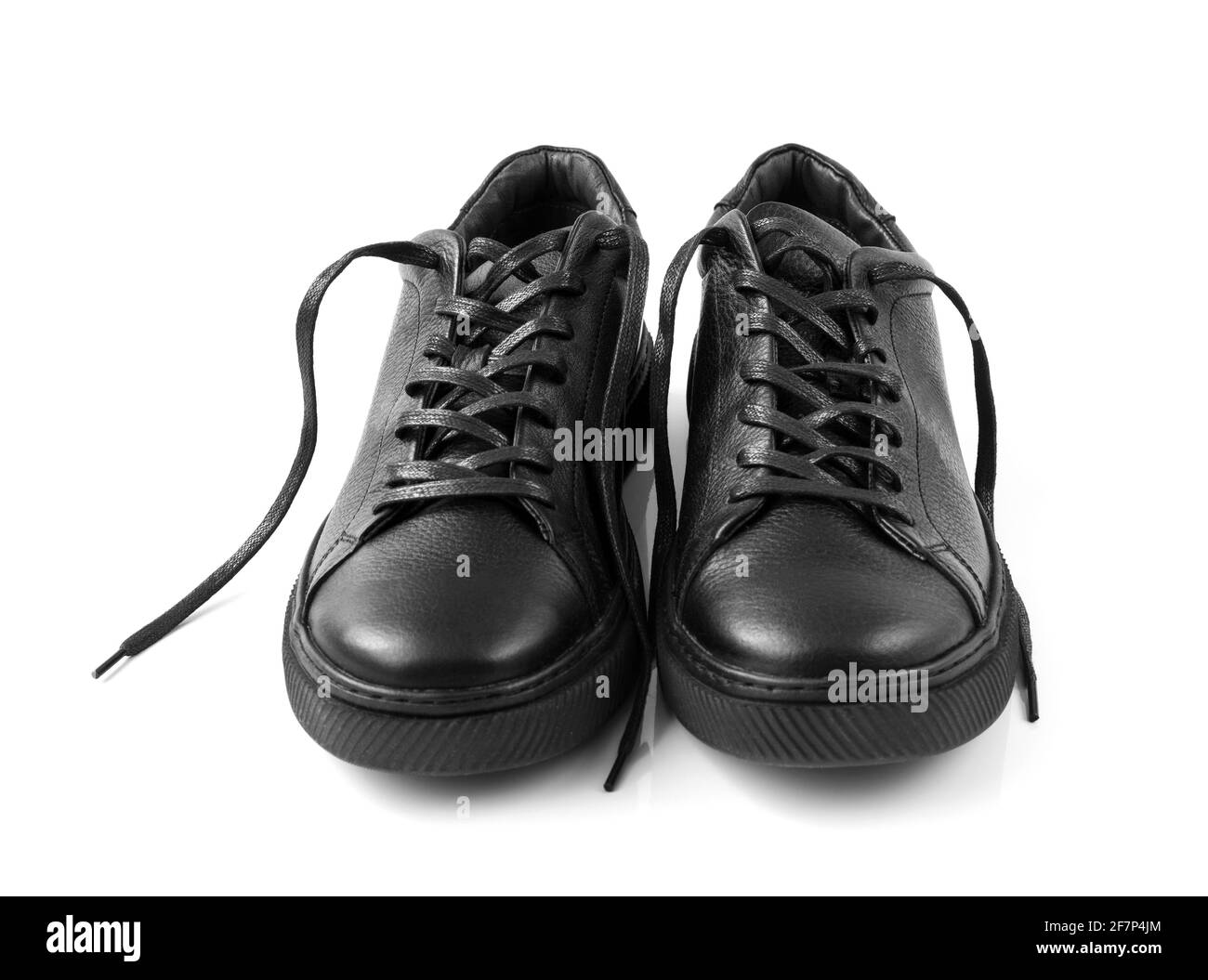 Chaussures en cuir noir pour hommes sur fond blanc Banque D'Images