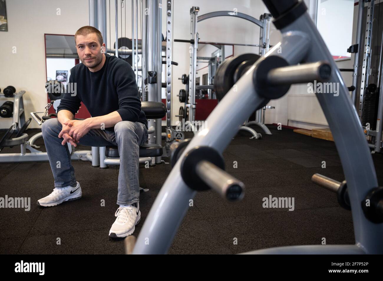 08 avril 2021, Rhénanie-Palatinat, Mommenheim: Torben Stündl, opérateur des studios de fitness Gym7, se trouve dans son entreprise vide. Ses studios doivent rester fermés en raison de l'ordonnance Corona. Dans les villes voisines de Wiesbaden et Mayence, des réglementations très différentes s'appliquent. (À dpa 'les conclusions dans les règles de Corona: La vue de l'attente à travers le Rhin') photo: Sebastian Gollnow/dpa Banque D'Images