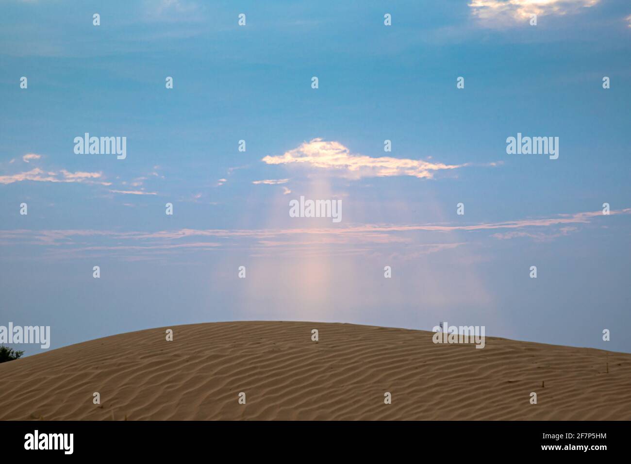 belle vue sur le désert de thar et les rayons du soleil à l'heure bleue et au coucher du soleil. Banque D'Images