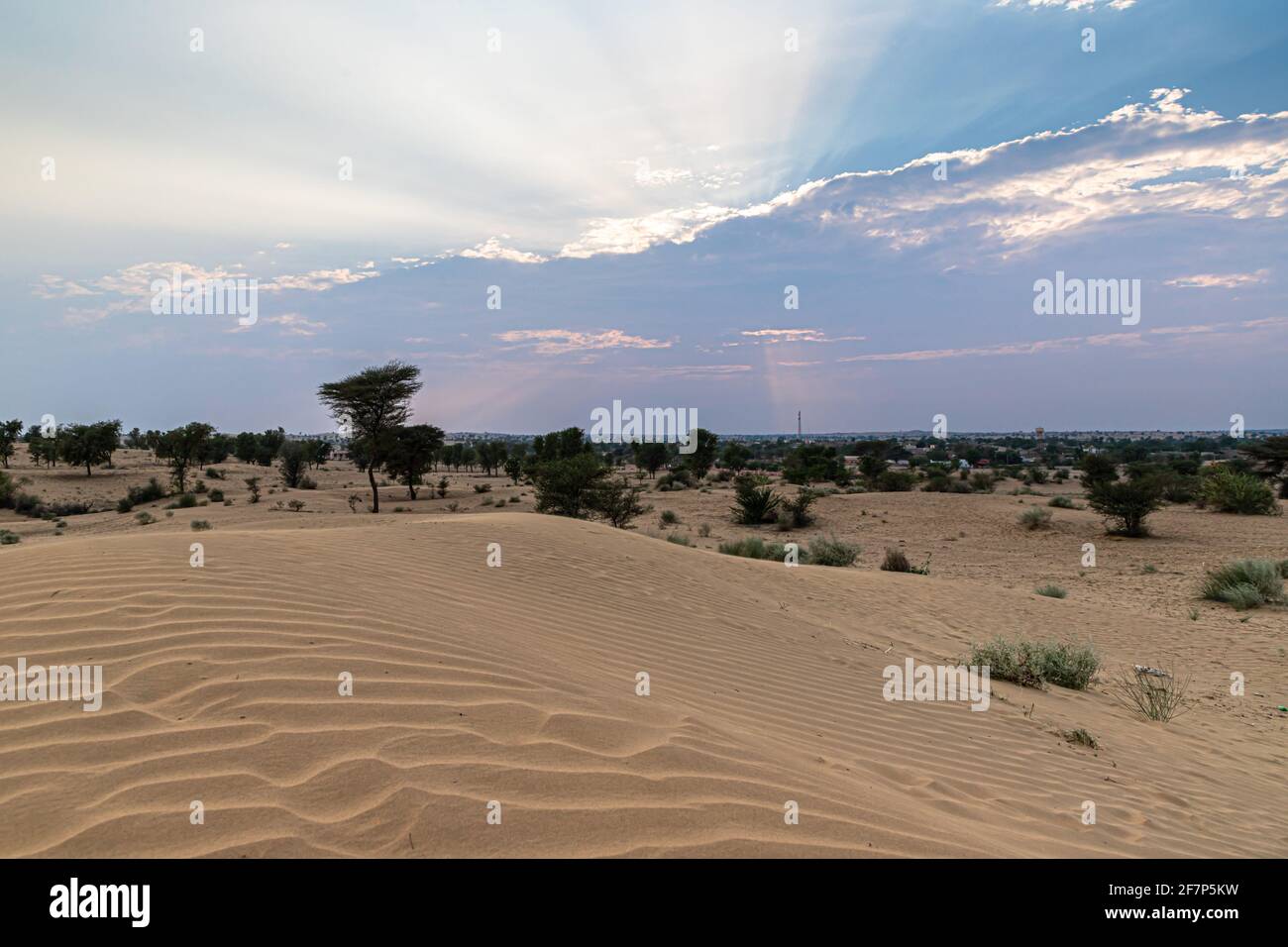 belle vue sur le désert de thar et les rayons du soleil à l'heure bleue et au coucher du soleil. Banque D'Images
