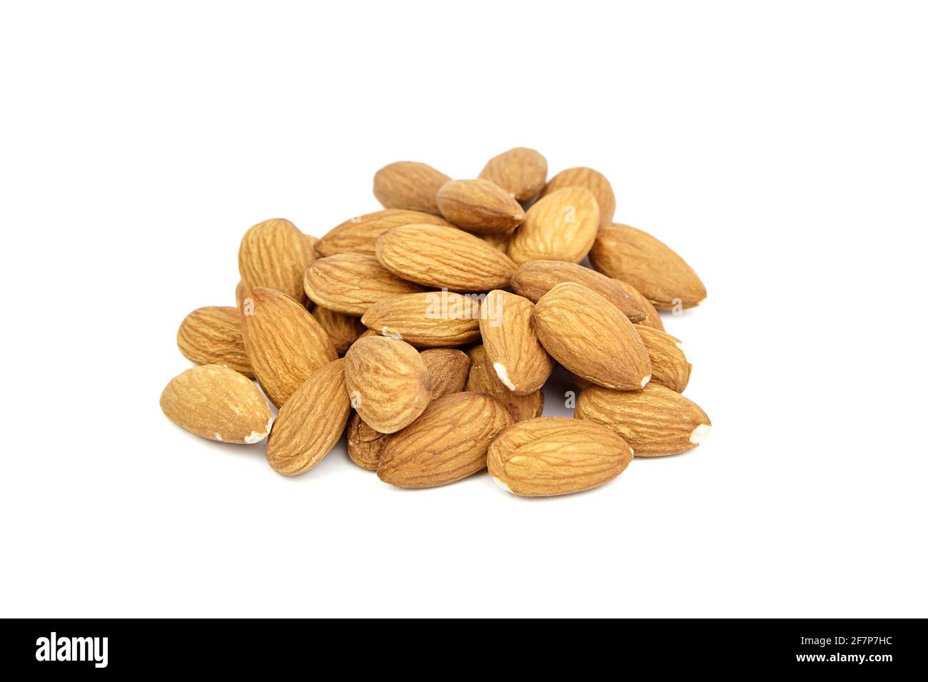 Noix d'amande isolées sur fond blanc. Tas d'amandes pelées Banque D'Images