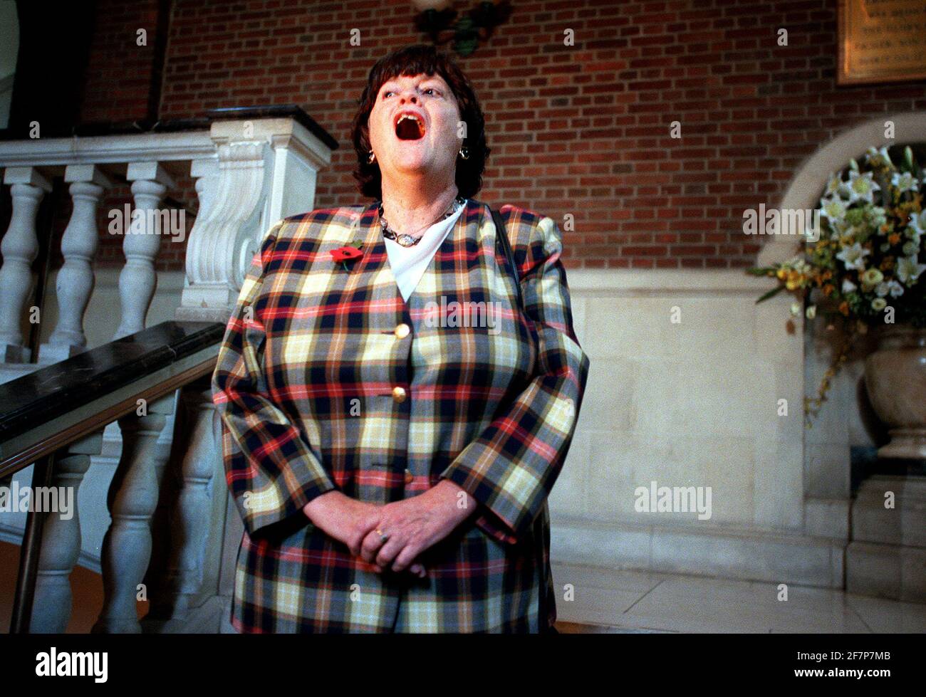 Ann Widdecombe Shadow Home secretary, Nov 2000, s'exprimant dans le cadre d'un forum politique du parti conevatif avec les communautés confessionnelles britanniques, au centre Emmanuelle de Westminster. Banque D'Images