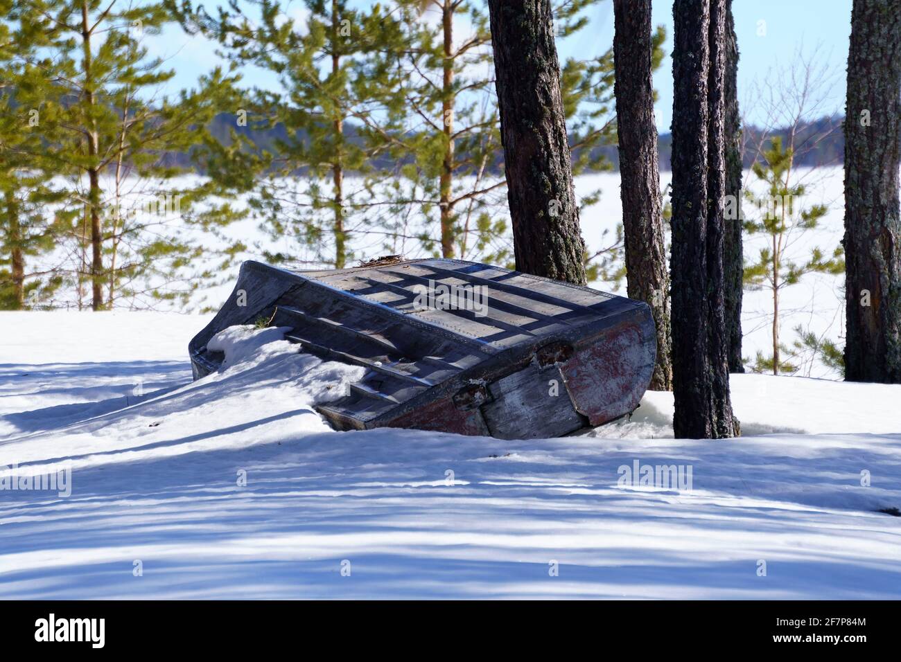 ancien navire abandonné allongé sur la rive. Saison d'hiver Banque D'Images
