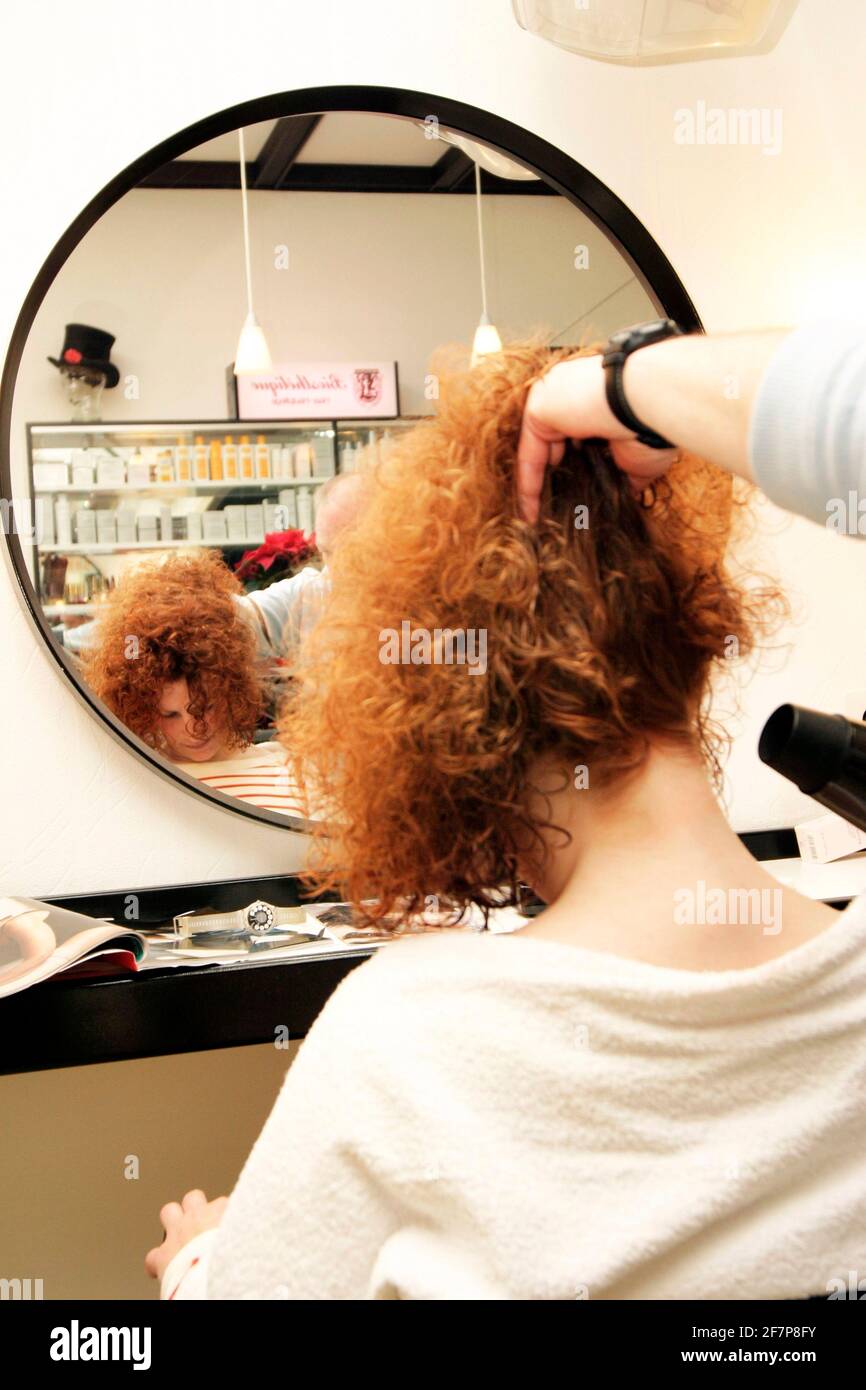 femme au coiffeur, sèche-cheveux Banque D'Images