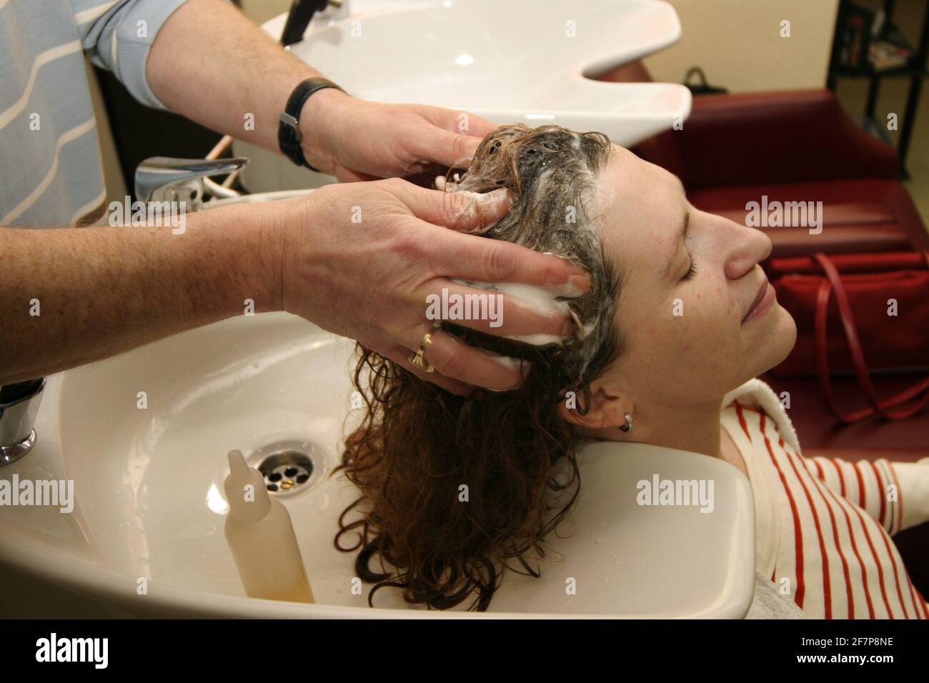 femme au salon de coiffure, se lavant les cheveux Banque D'Images