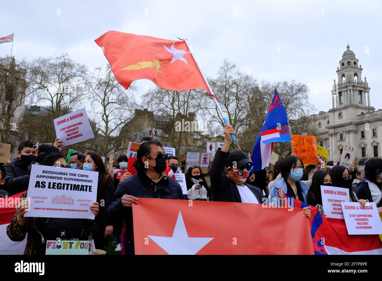 LONDRES - 3 AVRIL 2021 : des manifestants sur la place du Parlement contre le coup d'État militaire chinois et russe ont soutenu le Myanmar Birmanie. Banque D'Images