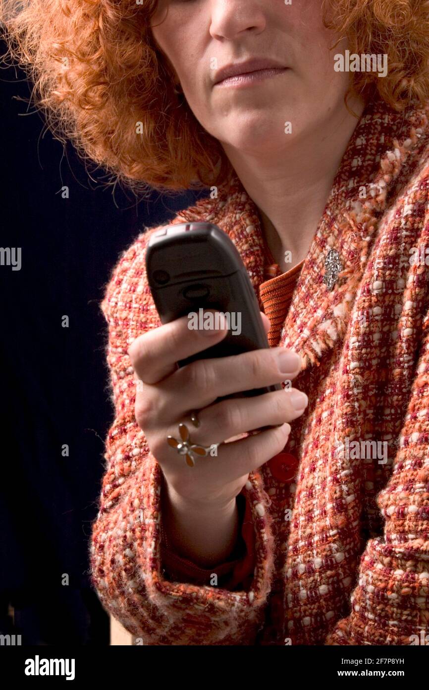 téléphone de la femme aux cheveux rouges Banque D'Images