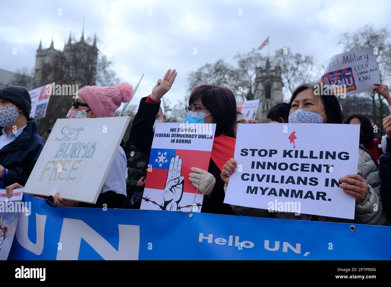 LONDRES - 3 AVRIL 2021 : des manifestants sur la place du Parlement contre le coup d'État militaire chinois et russe ont soutenu le Myanmar Birmanie. Banque D'Images