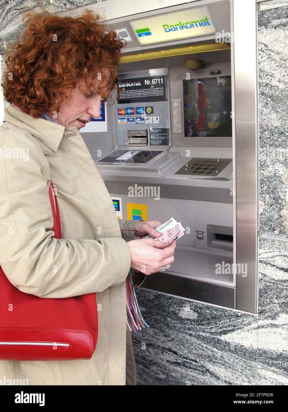 Femme aux cheveux rouges à la banque automobile, Autriche Banque D'Images