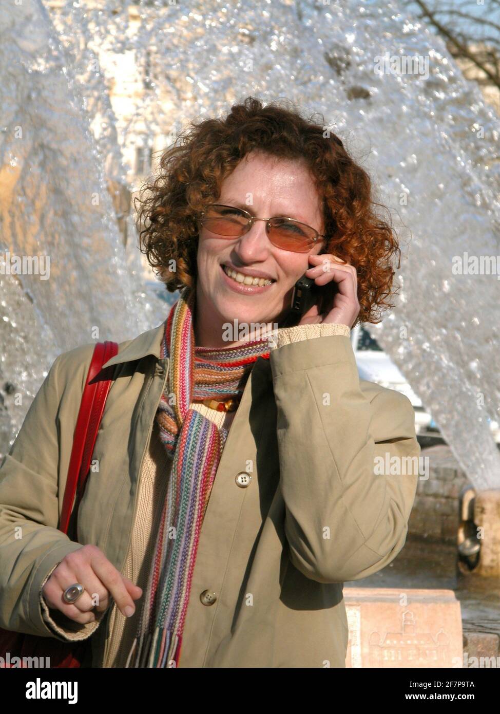 femme aux cheveux rouges téléphonant dans les montagnes Banque D'Images