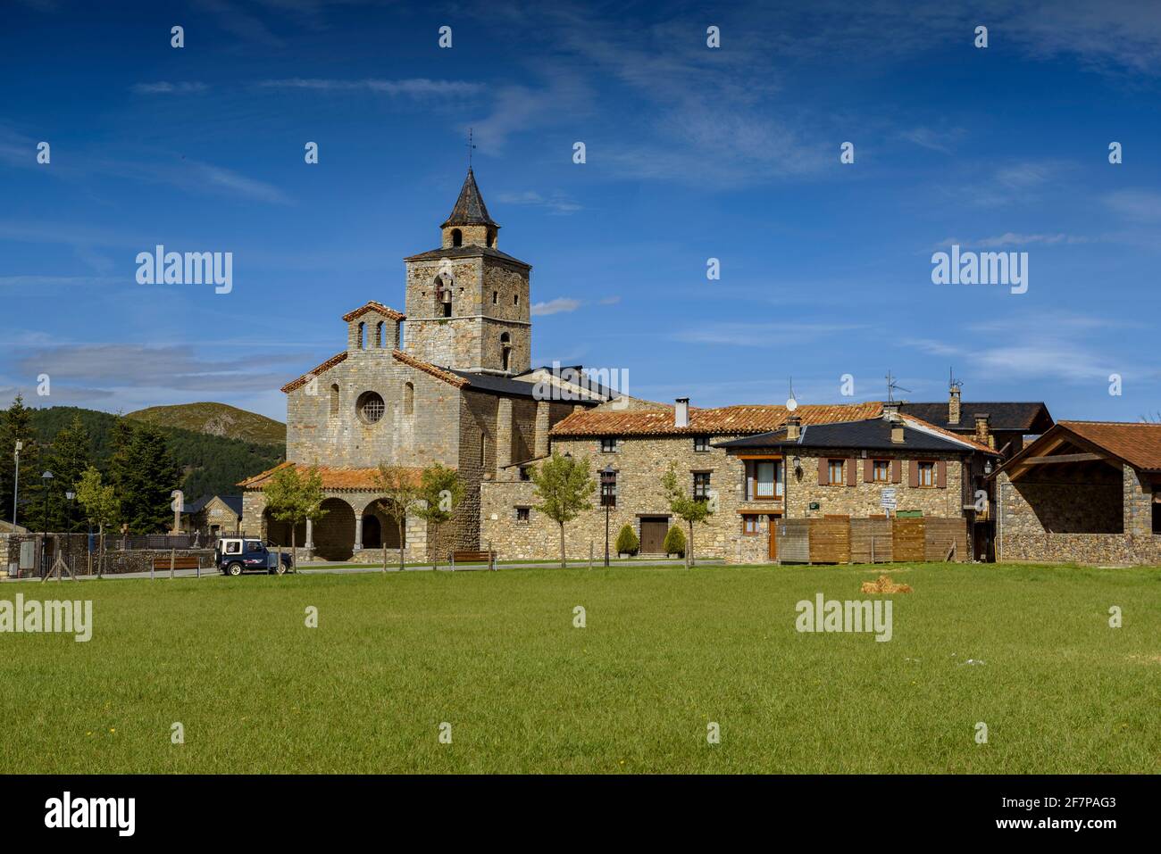 Église Santa Maria de Talló, au printemps (Cerdanya, Catalogne, Espagne, Pyrénées) ESP : Iglesia de Santa Maria de Talló, en primavera (Cerdaña, Catalogne) Banque D'Images