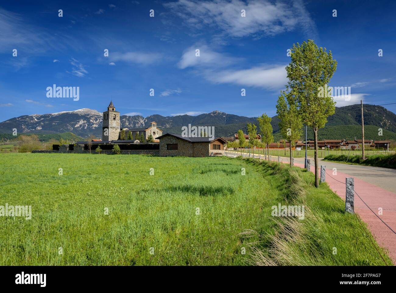 Église Santa Maria de Talló, au printemps (Cerdanya, Catalogne, Espagne, Pyrénées) ESP : Iglesia de Santa Maria de Talló, en primavera (Cerdaña, Catalogne) Banque D'Images