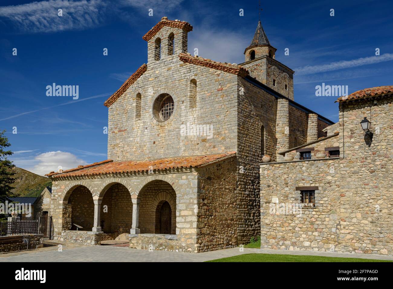 Église Santa Maria de Talló, au printemps (Cerdanya, Catalogne, Espagne, Pyrénées) ESP : Iglesia de Santa Maria de Talló, en primavera (Cerdaña, Catalogne) Banque D'Images