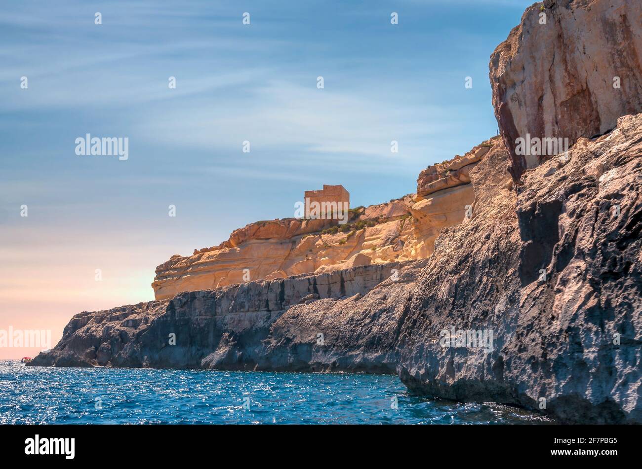 Malte, Wied iz-Zurrieq: Ta’ Xutu Tour, également connu sous le nom de Torri ta Xutu, 17ème siècle tour d'observation côtière vue de la mer. Banque D'Images