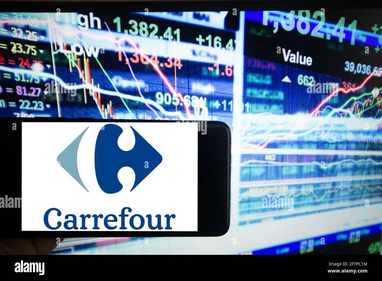 DAS logo von Carrefour ist auf einem Bildschirm eines smartphones zu sehen. Es ist im französischen Leitindex CAC 40 gelistet. CAC 40 steht für Cotation Assistée en continue und es sind die 40 wichtigsten börsennotierten Unternehmen Frankreichs gelistet. - le logo de Carrefour peut être vu sur l'écran d'un smartphone la société de publicité multinationale française est inscrite dans l'index français CAC 40. CAC 40 est l'acronyme de Cotation Assistee en continue et les 40 plus importantes entreprises françaises y sont inscrites. (Photo par Alexander Pohl/Sipa USA) Banque D'Images