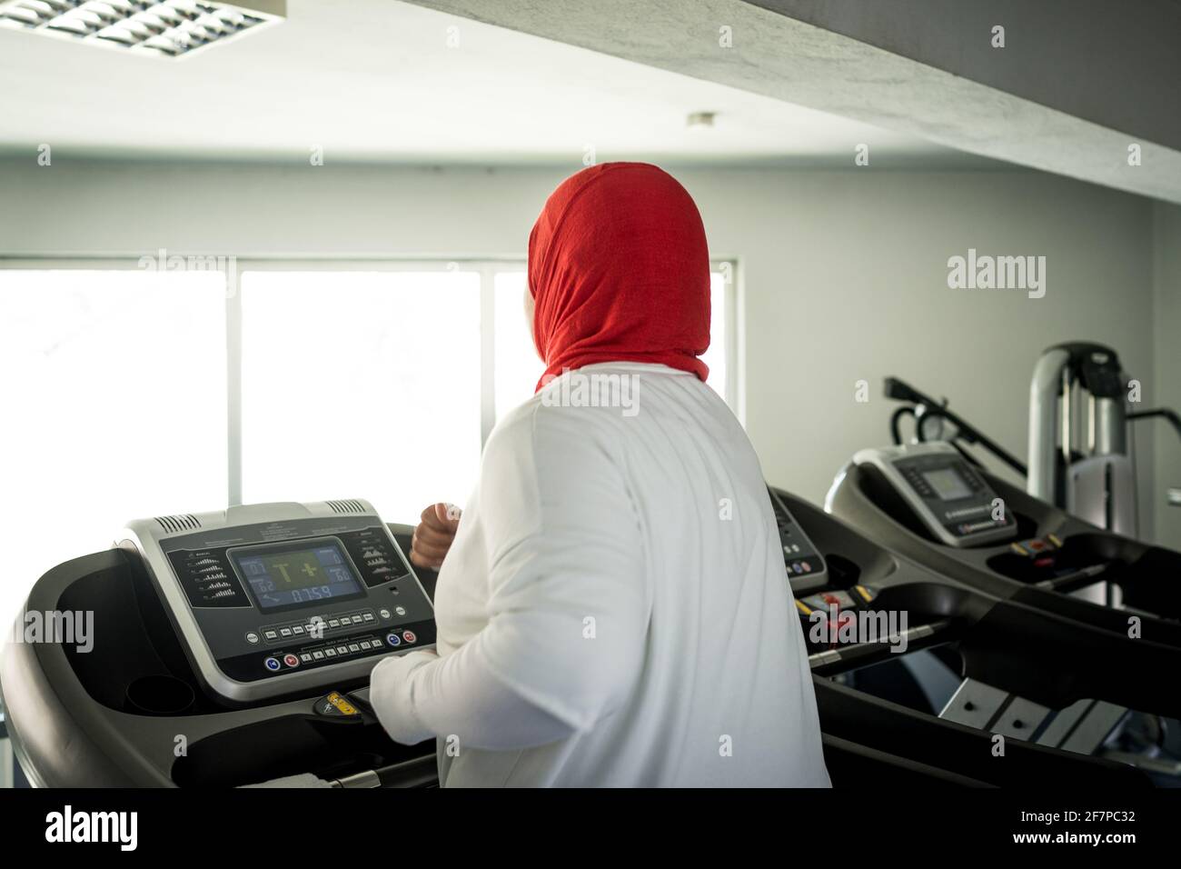 Femme arabe active s'entraîner dans une grande salle de sport Banque D'Images